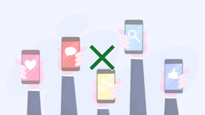 Uma ilustração com várias mãos segurando celulares com ícones de redes sociais.