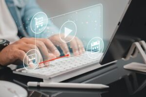 Um computador com símbolos de compra projetados.