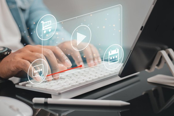 Um computador com símbolos de compra projetados.